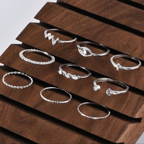 3/$30 🤍 Dainty Ring Set - Picture 4 of 5